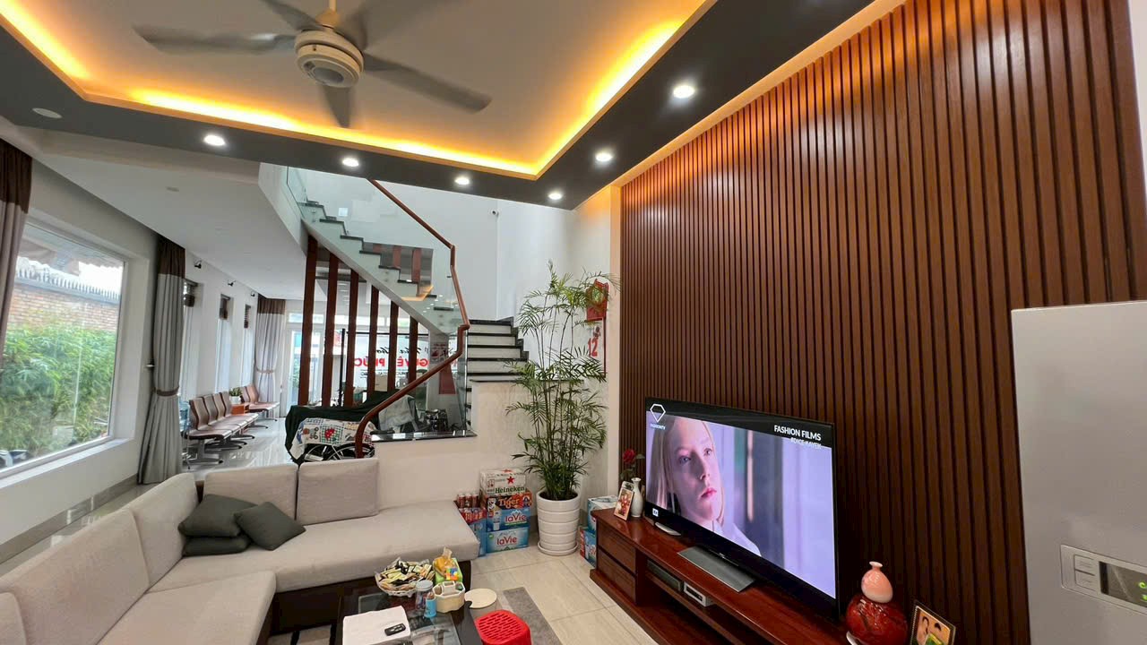 vách tivi bằng tấm lam sóng màu cánh gián